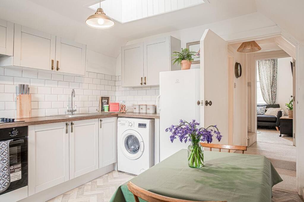 Light And Central Apartment Above Knead Bakery 테트버리 외부 사진