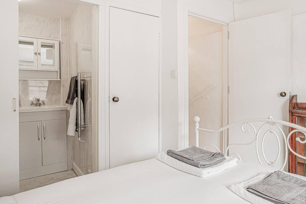 Light And Central Apartment Above Knead Bakery 테트버리 외부 사진